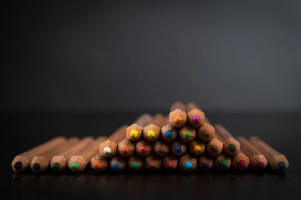 Kleur potloden op zwarte lijst — Stockfoto