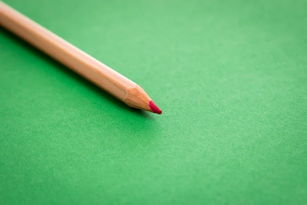 Farbstift auf grünem Papier — Stockfoto