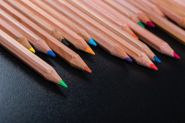 Crayons de couleur sur table noire — Photo