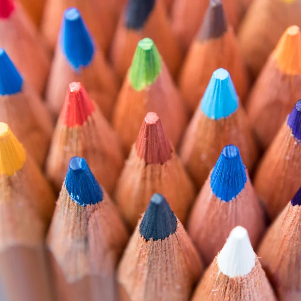 Ассортимент цветных карандашей — стоковое фото