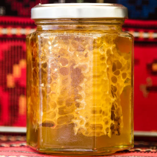 Honey in a jar — Stock Photo, Image