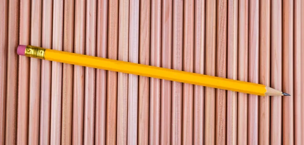 Lápiz con cabeza de goma sobre fondo de madera — Foto de Stock