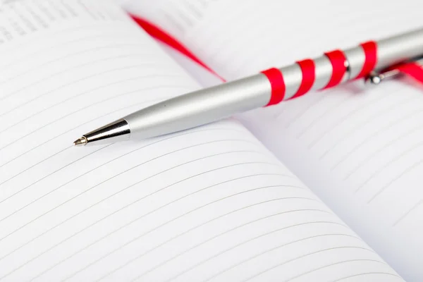 Pen op notebook met rode koord — Stockfoto