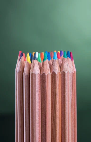 Crayons de couleur avec fond vert — Photo