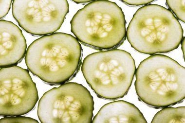 Salatalık dilimleri