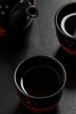 siyah çay bardaklarından ve pot