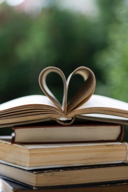 kalp şeklinde kitap yığını