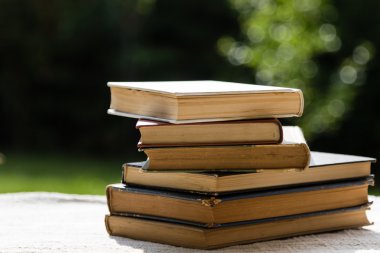 Bir yığın eski kitap