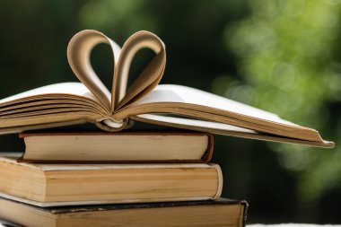 kalp şeklinde kitap yığını