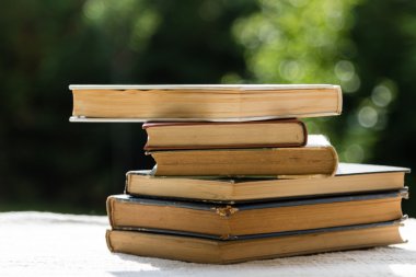 Bir yığın eski kitap