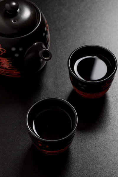 Tazas de té negras y olla — Foto de Stock