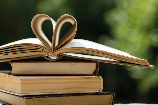 kalp şeklinde kitap yığını