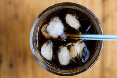 soda whit ice and straw