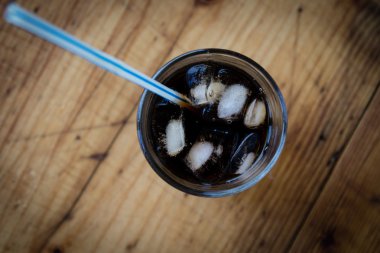 soda whit ice and straw