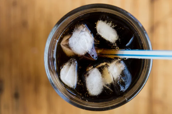 Soda con hielo y paja — Foto de Stock