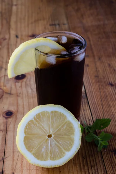 Soda con hielo y limón — Foto de Stock