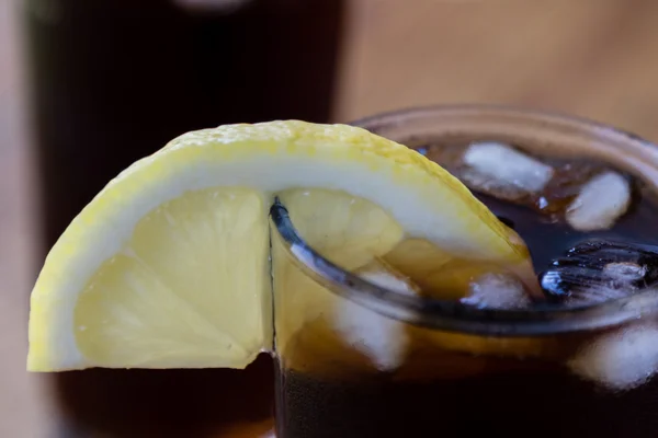 Soda con hielo y limón — Foto de Stock