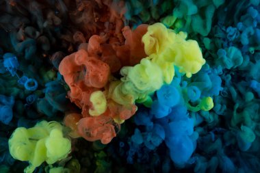 Aşağıdan ateş suda renk boya