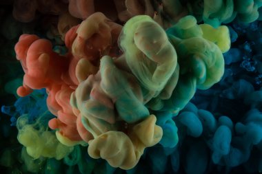 Aşağıdan ateş suda renk boya