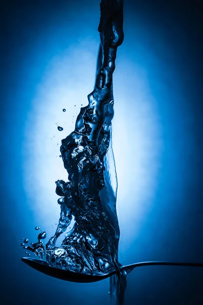 Lžíce ve vodě — Stock fotografie