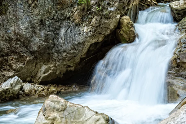 Dağ nehri — Stok fotoğraf