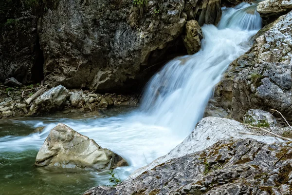 Dağ nehri — Stok fotoğraf