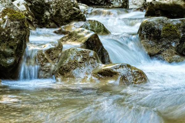 Rio das montanhas — Fotografia de Stock