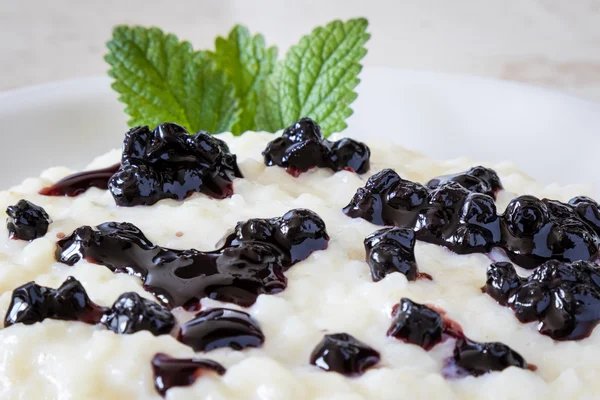 Budín de arroz con crema de arándanos —  Fotos de Stock