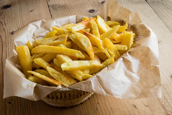 Patatine fritte in un cesto — Foto Stock