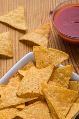 tortilla cips dalış ahşap bir masa üzerinde