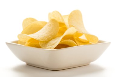 Beyaz bir kase içinde patates cipsi