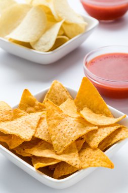 Beyaz bir kase içinde tortilla cips