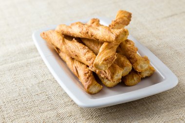 Beyaz tabakta peynirli pasta sopa