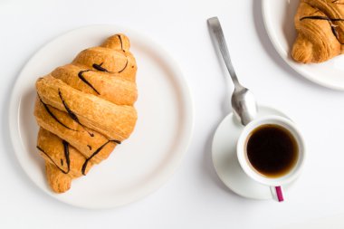 taze kruvasan ve kahve