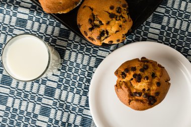 Çikolatalı kekler fırından yeni çıkmış