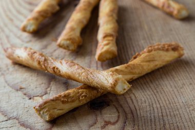 ahşap masa üzerinde peynirli pasta sopa