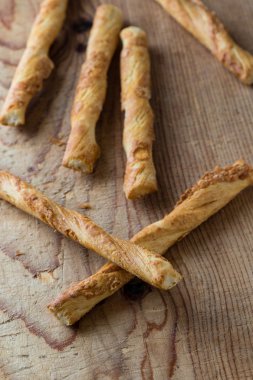 ahşap masa üzerinde peynirli pasta sopa