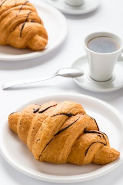 taze kruvasan ve kahve