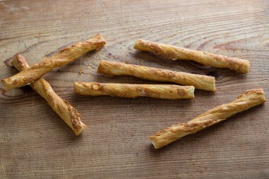 ahşap masa üzerinde peynirli pasta sopa