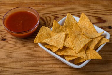 tortilla cips dalış ahşap bir masa üzerinde