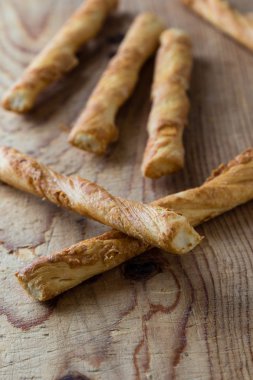 ahşap masa üzerinde peynirli pasta sopa