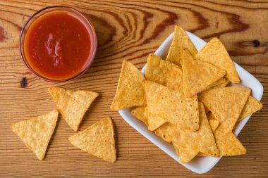 tortilla cips dalış ahşap bir masa üzerinde