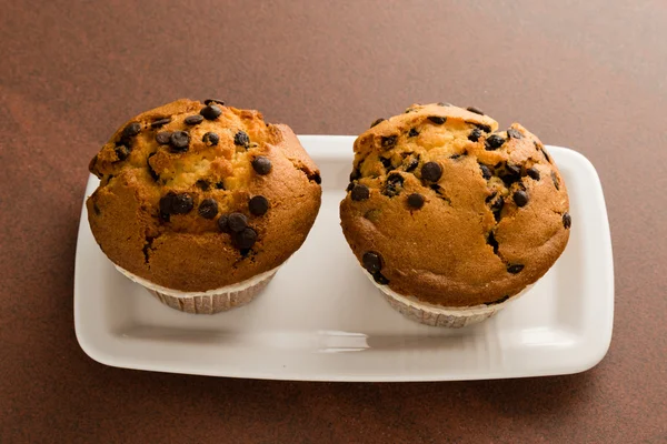 Muffin con gocce di cioccolato sul piatto — Foto Stock