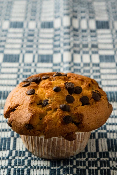 Muffin de viruta de chocolate en mantel — Foto de Stock