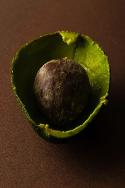 Buccia di avocado con seme — Foto Stock