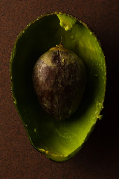 Buccia di avocado con seme — Foto Stock