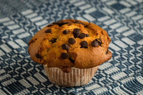 Muffin con gocce di cioccolato sulla tovaglia — Foto Stock