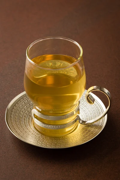 スタイリッシュなガラスのマグカップでお茶 — ストック写真