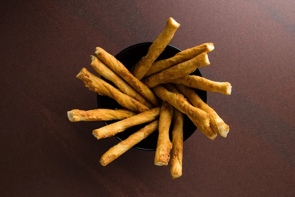 Gebak sticks met kaas in een kom — Stockfoto