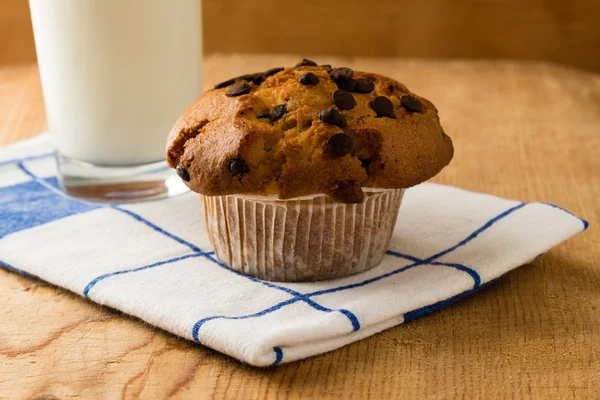 Muffin de chispas de chocolate en tela — Foto de Stock